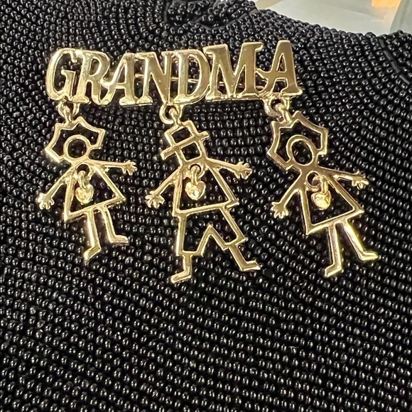 Jewelry - Gold Grandma Brooch with 2 granddaughters one grandson